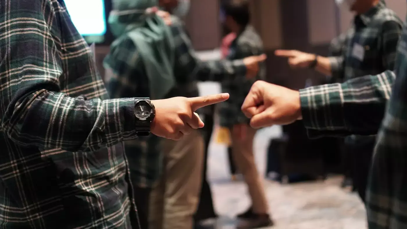 Två som spelar sten sax påse