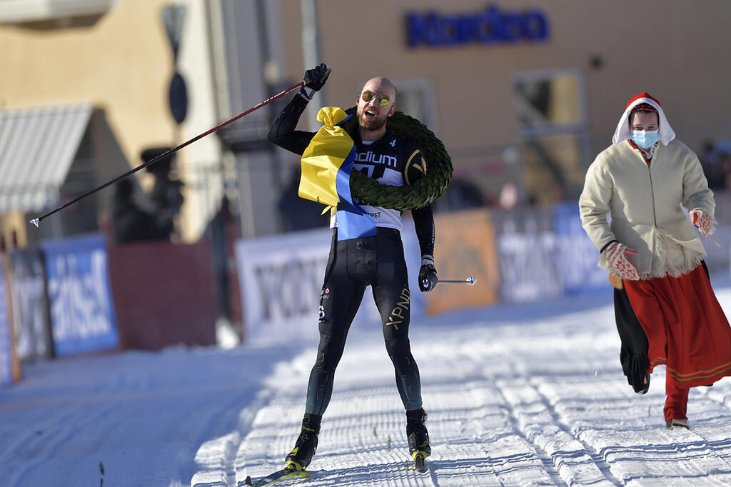 Tord Asle Gjerdalen åker över målsnöret på Vasaloppet 2021. Han har fortfarande rekordet. 