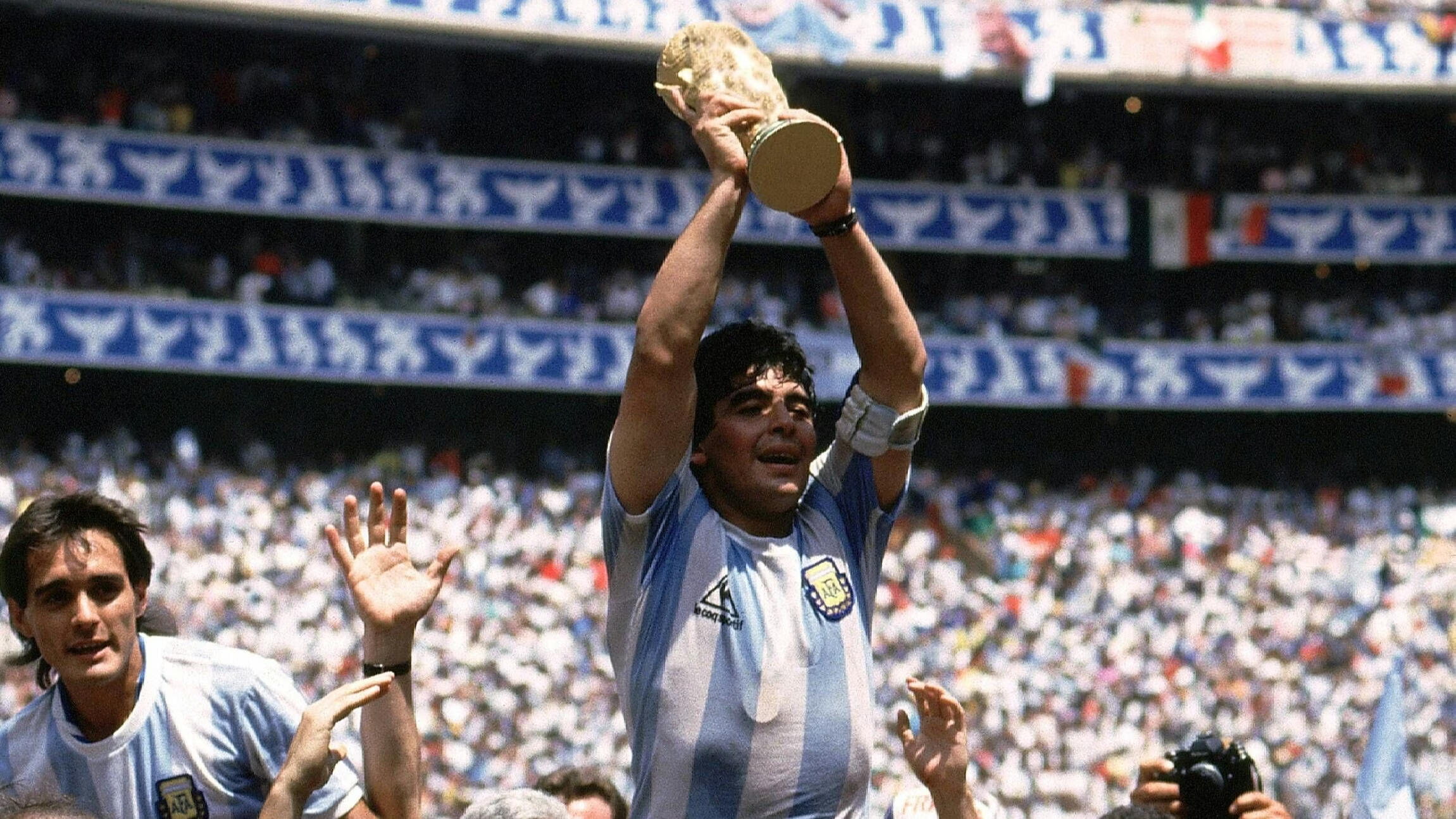 Bild på Diego Maradona som höjer pokalen när han blev världsmästare med det argentinska landslaget 1986.