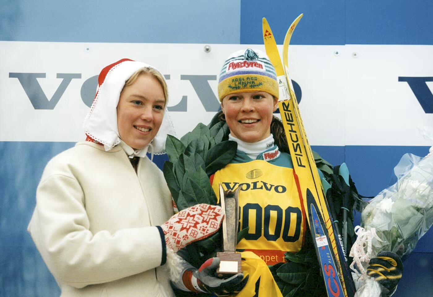 Sofia Lind står och poserar för journalisterna efter segern av Vasaloppet 2004. Runt halsen har hon segerkransen.