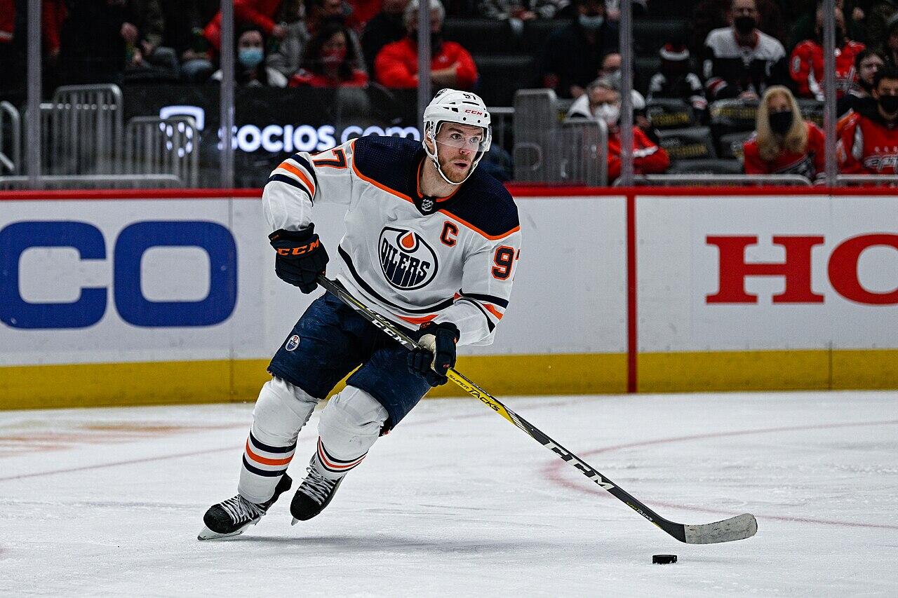 Edmonton Oilers har ett blått, vitt och orange matchställ.