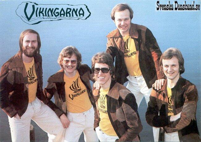 Ett retrobandfoto med fem musiker i matchande kläder som poserar mot en blå bakgrund, med namnet ”Vikingarna” tydligt synligt.
