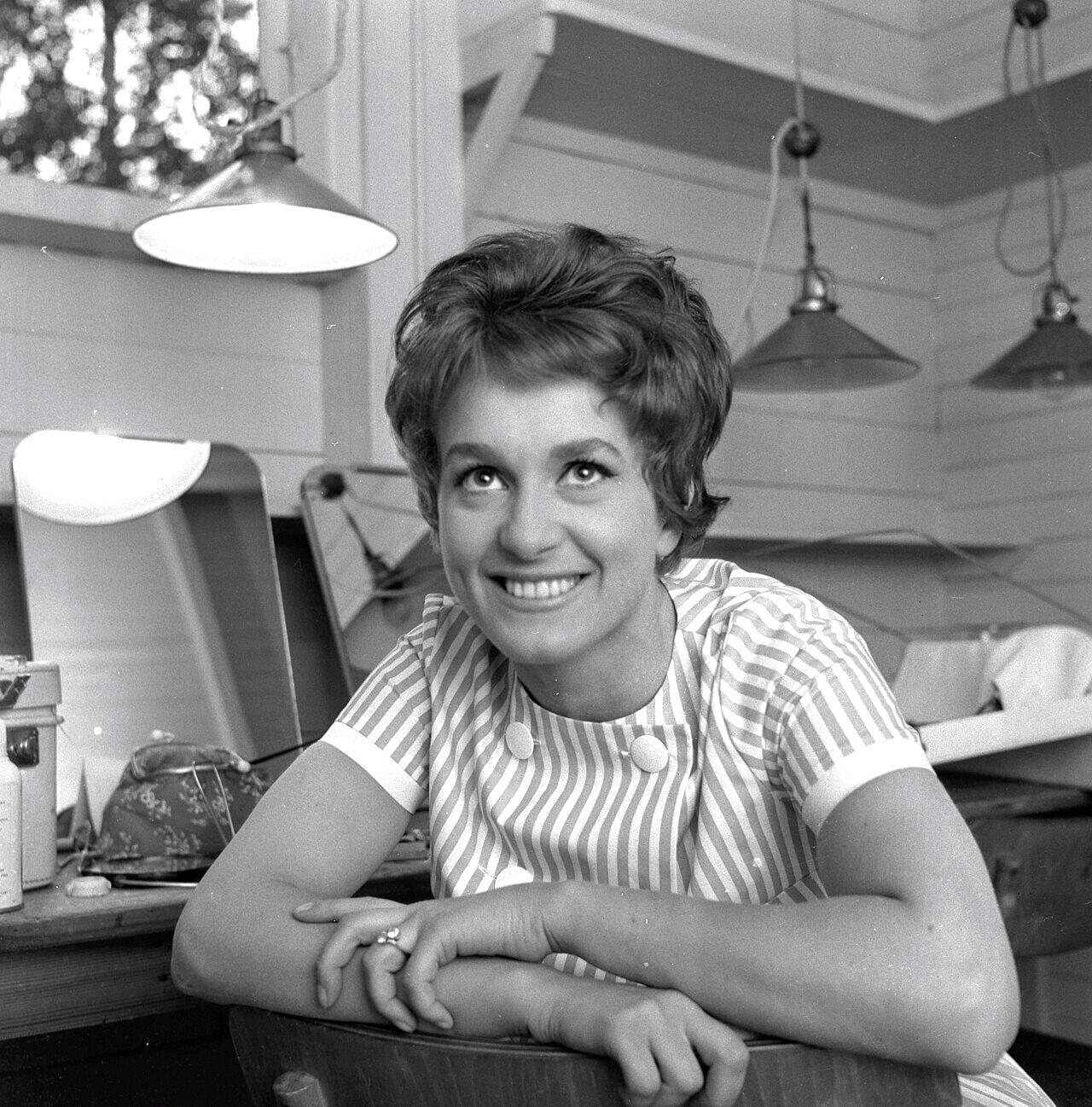 Siw Malmkvist poserar med ett leende på en svartvitt fotografi.