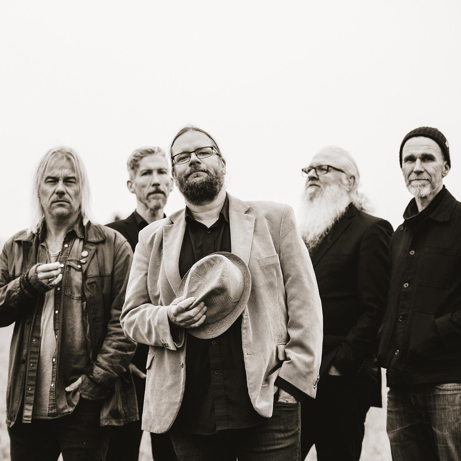 Svartvitt fotografi av de fyra medlemmarna i bandet Hoven Droven.