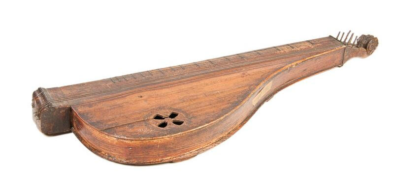 Bilden visar en hummel fotograferad i en studio med helt vit bakgrund.