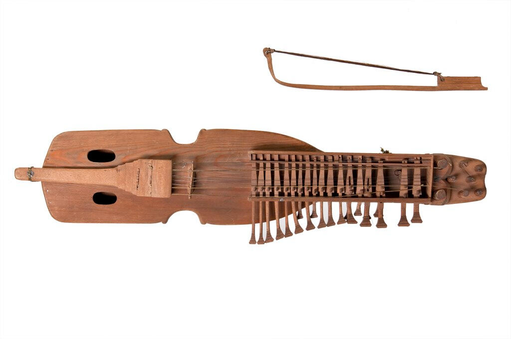 Bilden visar en nyckelharpa fotograferad i en studio med helt vit bakgrund.