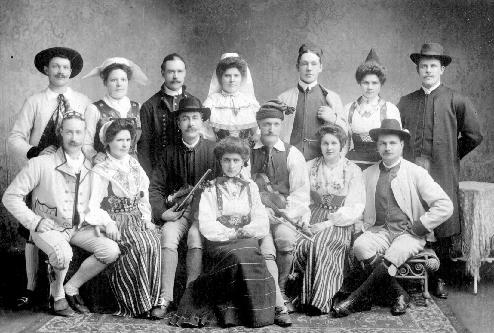 Skansens nationaldansare fotograferade under en turné i USA 1905. Spelmännen är Mårten Andersson och Måns Olsson från Jämtland, namnen på dansarna är inte kända.