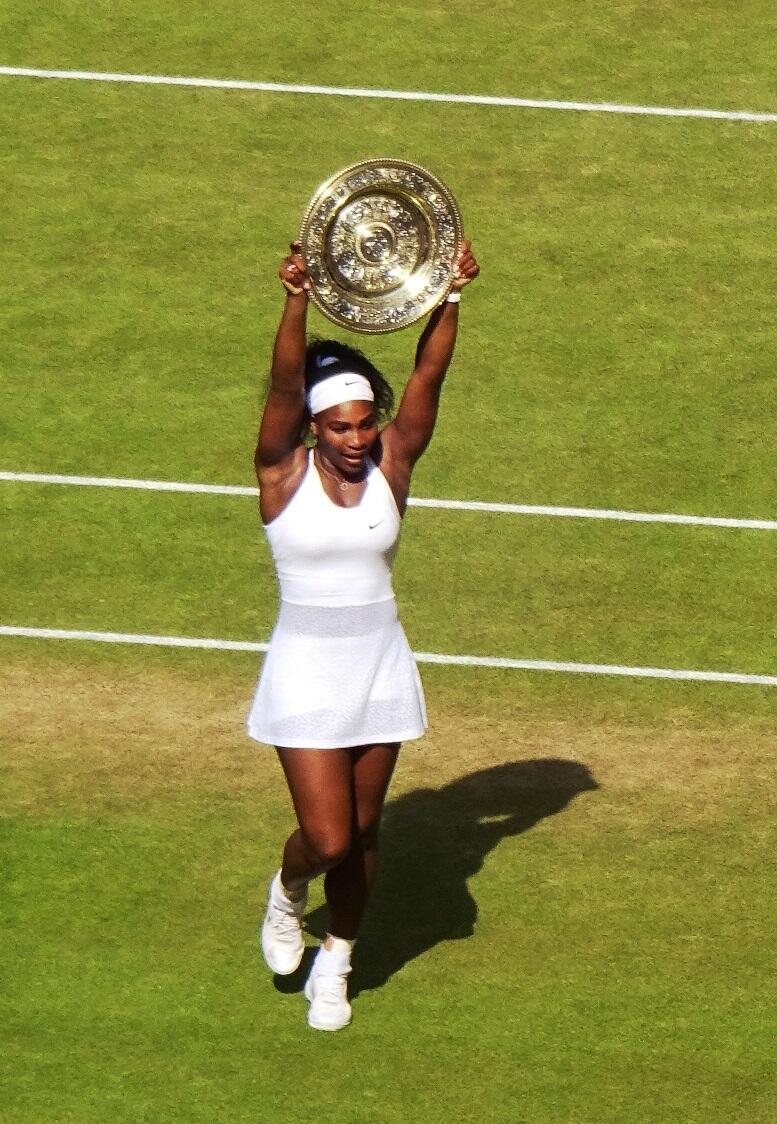 Bild på tennislegenden Serena Williams när hon håller upp pokalen efter sin sjätte Wimbledon-seger.