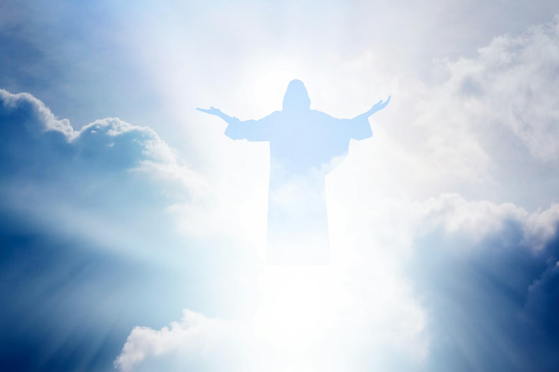 Silhuett av Jesus Kristus mot en blå himmel