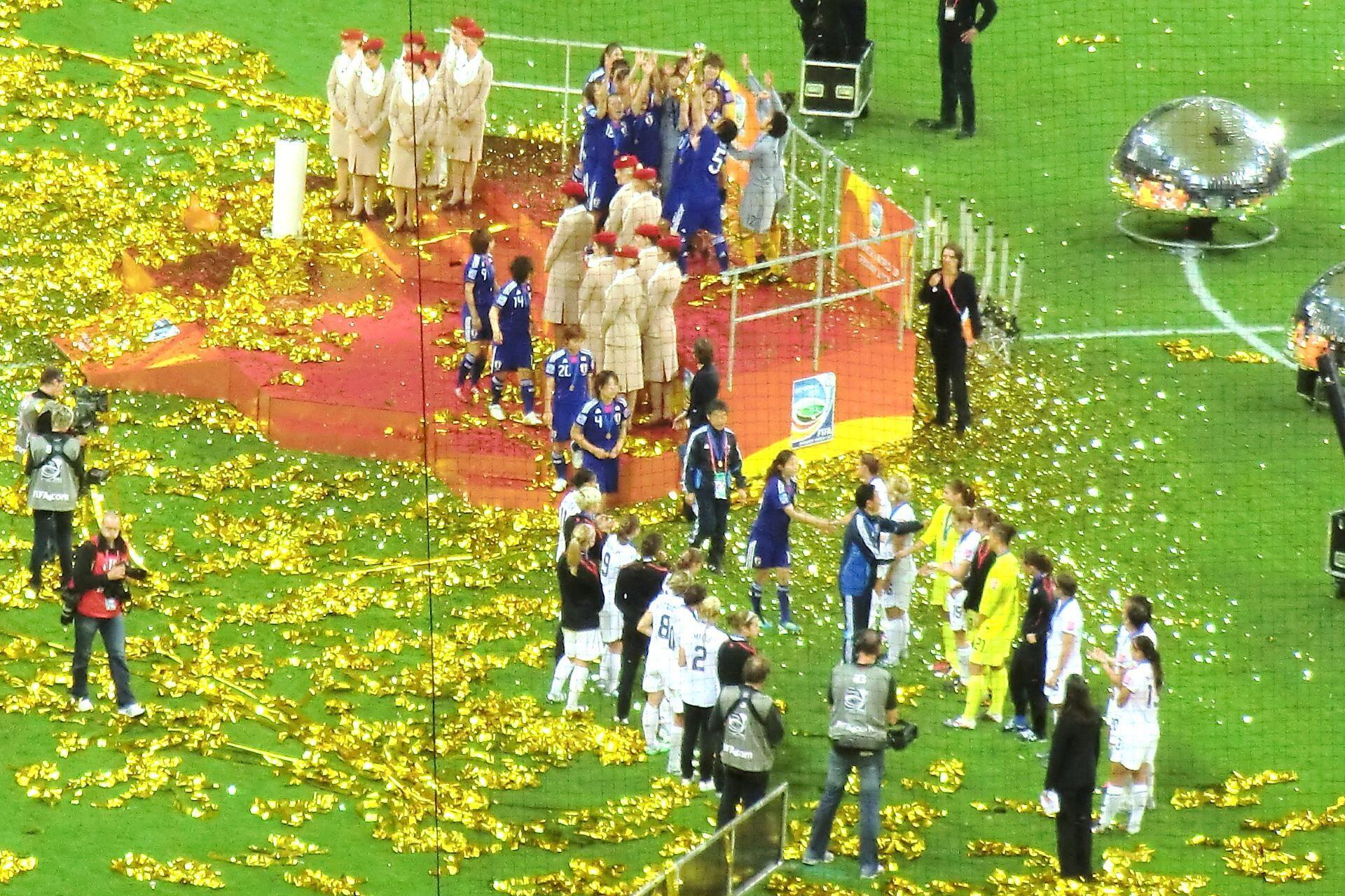 Japans spelare firar på prispallen efter att ha vunnit fotbolls-VM för damer 2011.