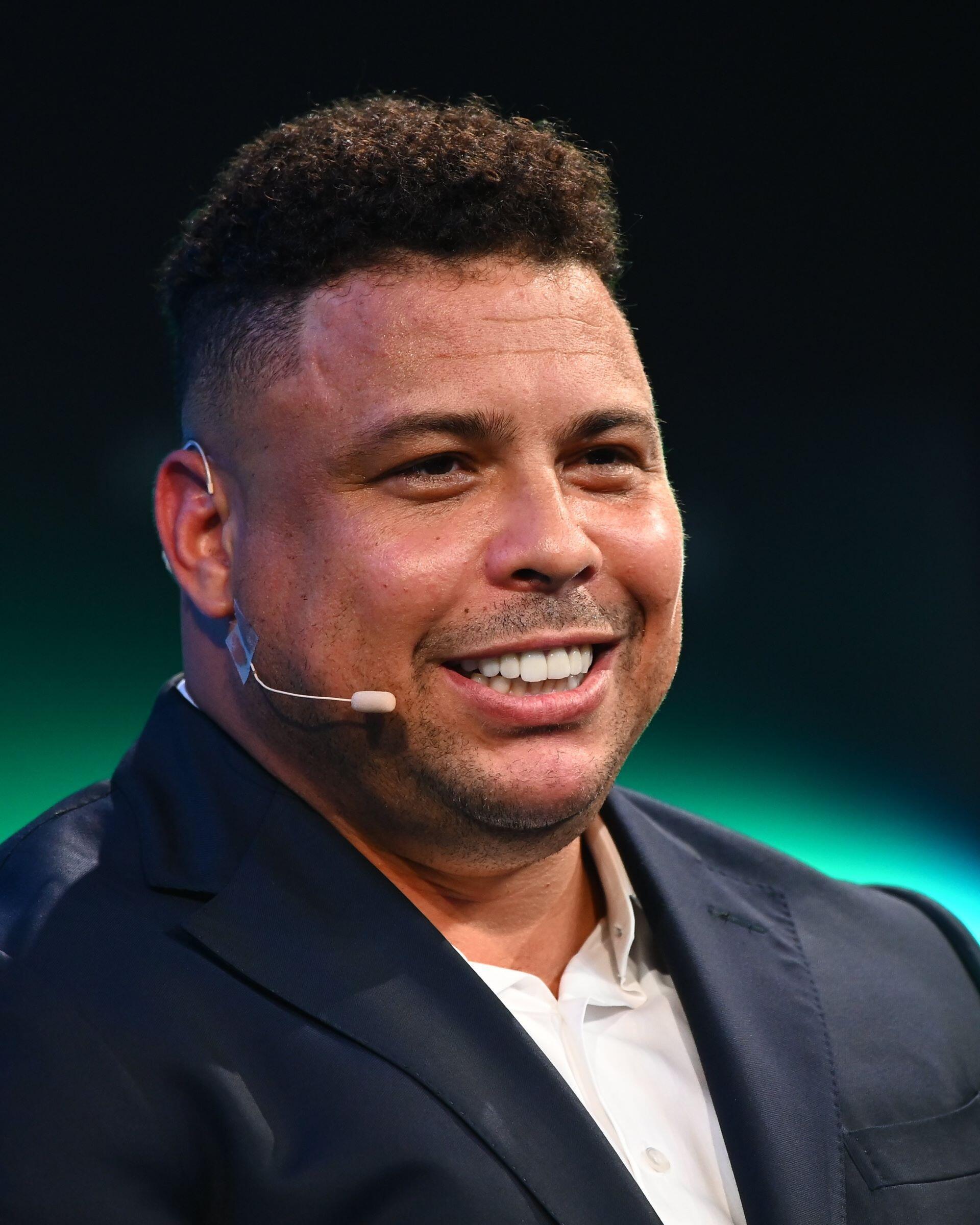 Brasiliens fotbollslegendar Ronaldo Nazário talar vid ett evenemang – tidigare VM-vinnare och turneringens mångfaldige skyttekung