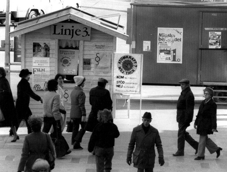 Informationskiosk för Linje 3 på gågata, med affischer om folkomröstningen och en skylt med texten