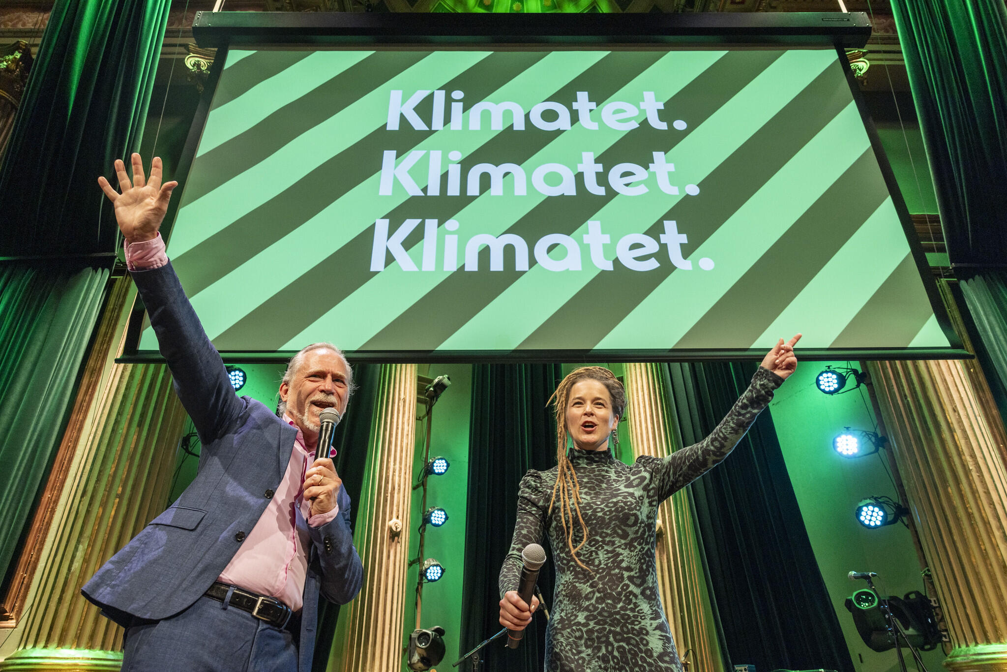 Bild på Miljöpartiets två språkrör när de står på scen under EU-valvakan 2024.