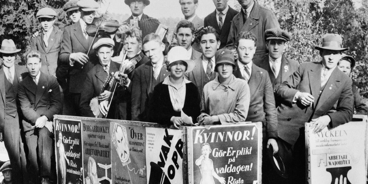 Historisk bild från Sveriges demokratisering och kampen för kvinnlig rösträtt.