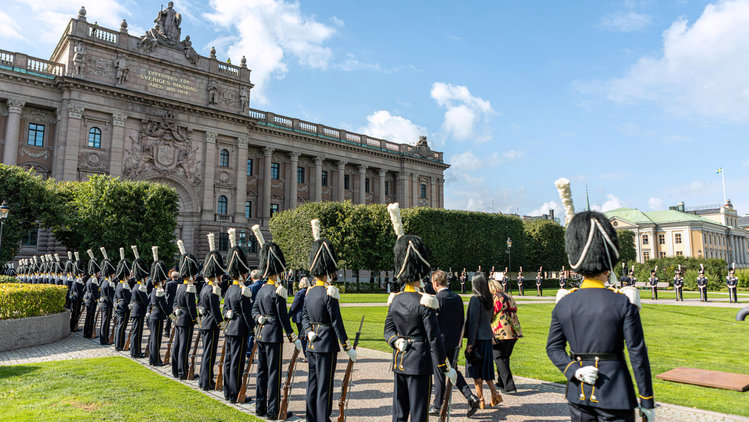 9 september 2025. Riksdagsledamöter på väg till riksmötets öppnande.