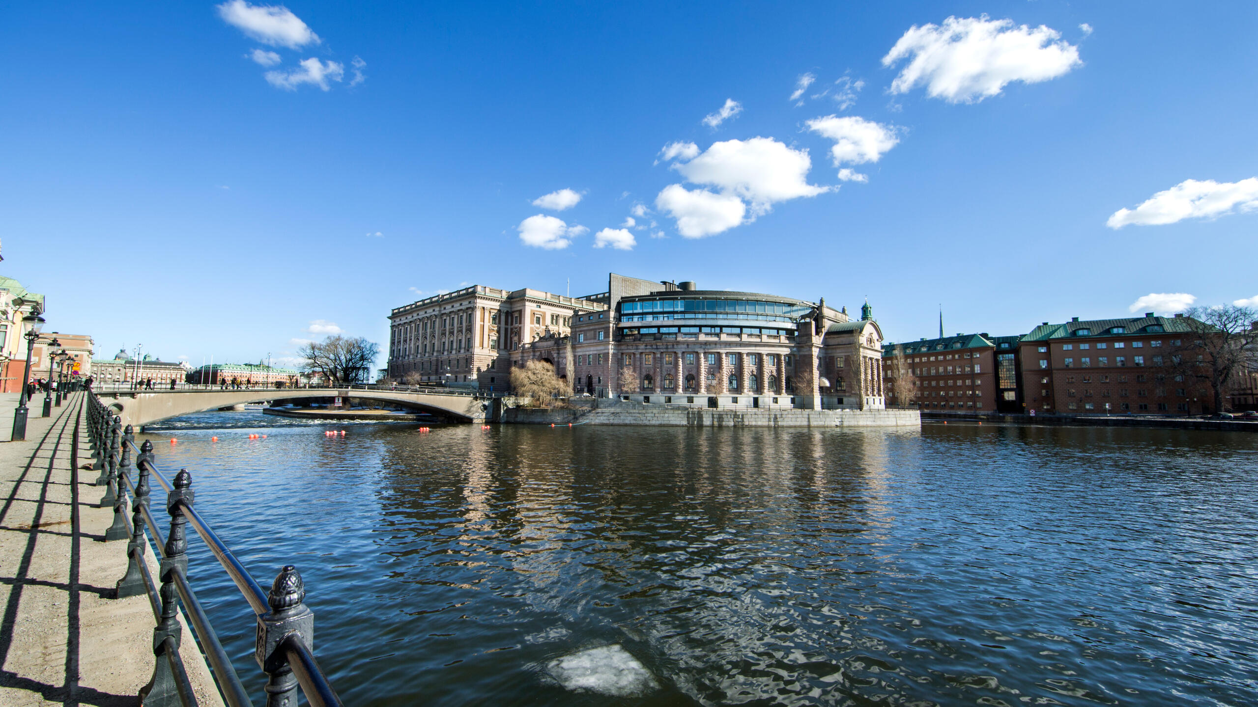 Riksdagshuset i Stockholm där Sveriges folkvalda representanter fattar beslut.