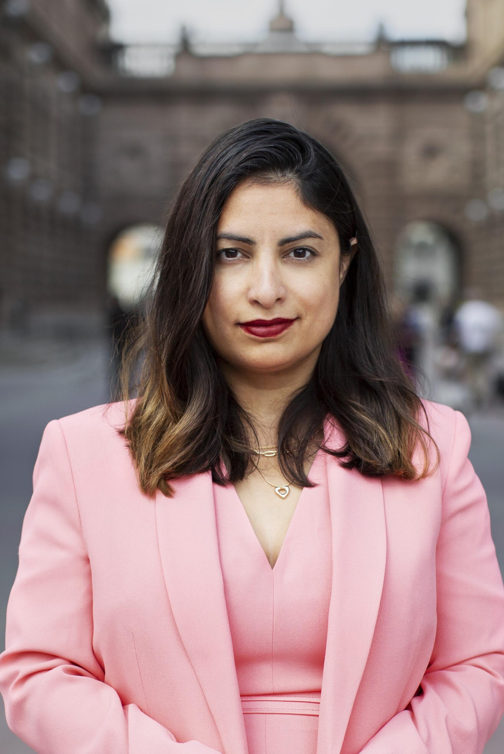 Nooshi Dadgostar - Pressbild från Vänsterpartiets hemsida