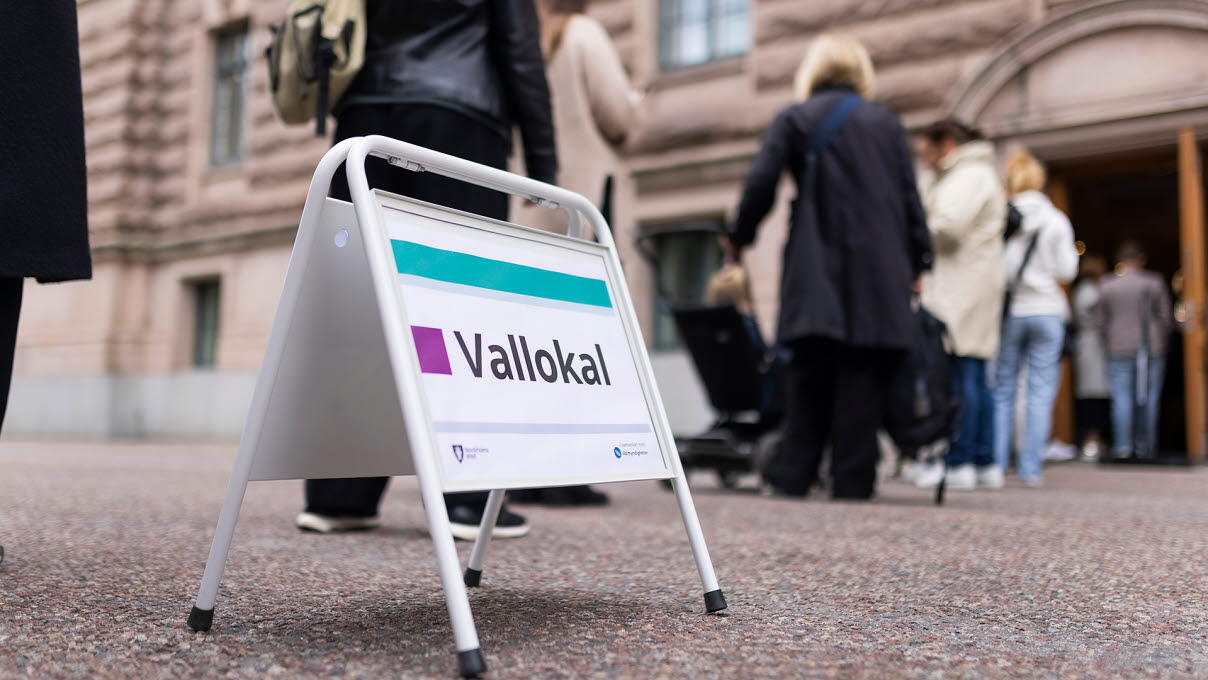 Skylt med pil som visar vägen mot vallokal.