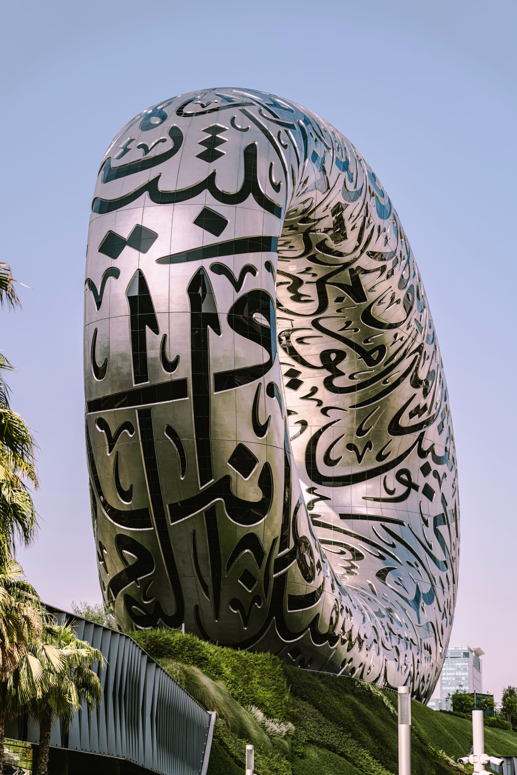 Framtidsmuseet i Dubai med arabisk kalligrafi över den välvda fasaden.