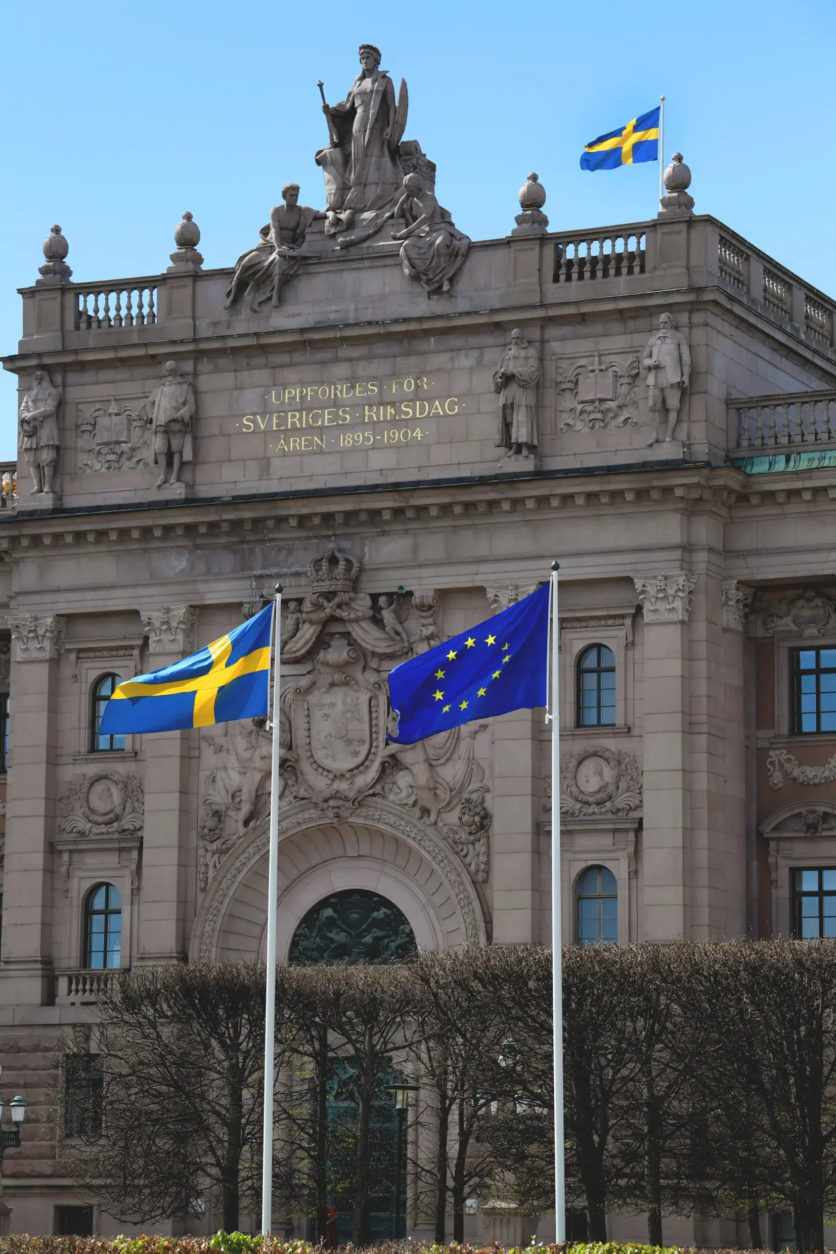 Svenska flaggan och EU-flaggan framför Riksdagshuset i Stockholm.
