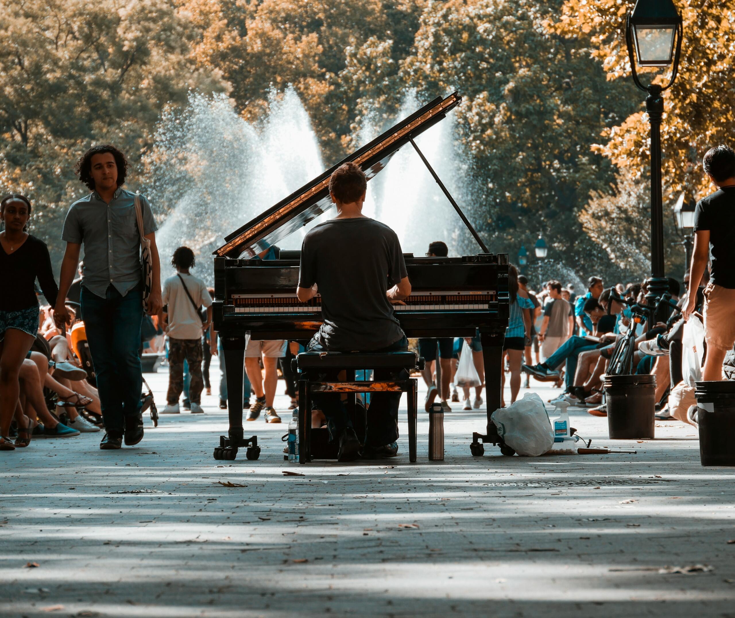 pianist igra klavir na prostem v parku