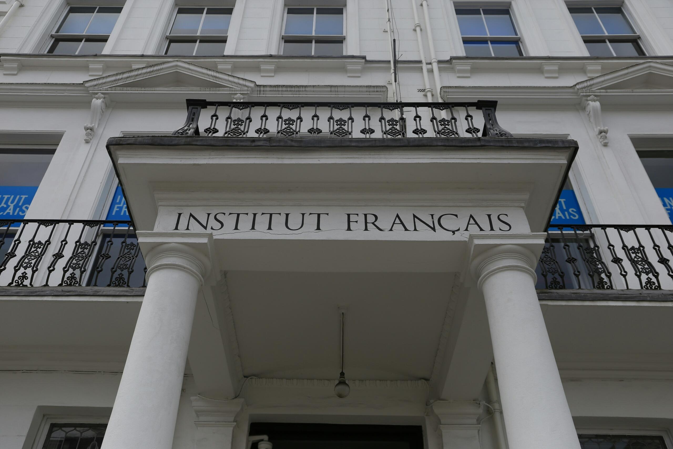 fasada Inštituta Francais v Londonu z napisom nad vhodom