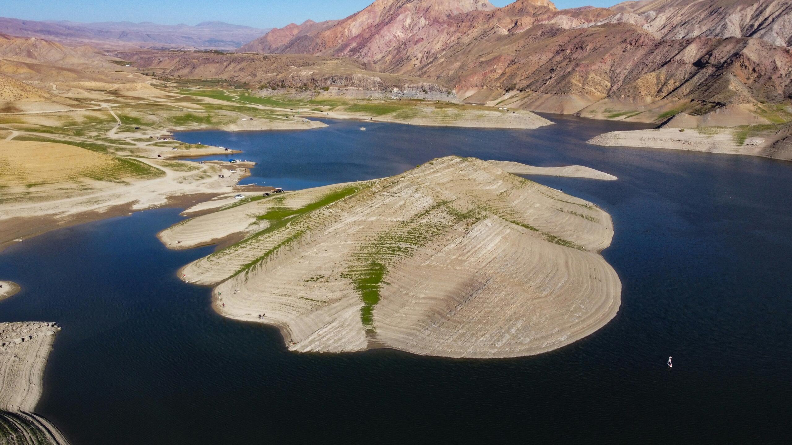 Otok v jezeru z nizkim vodostajem in izpostavljenim reliefom