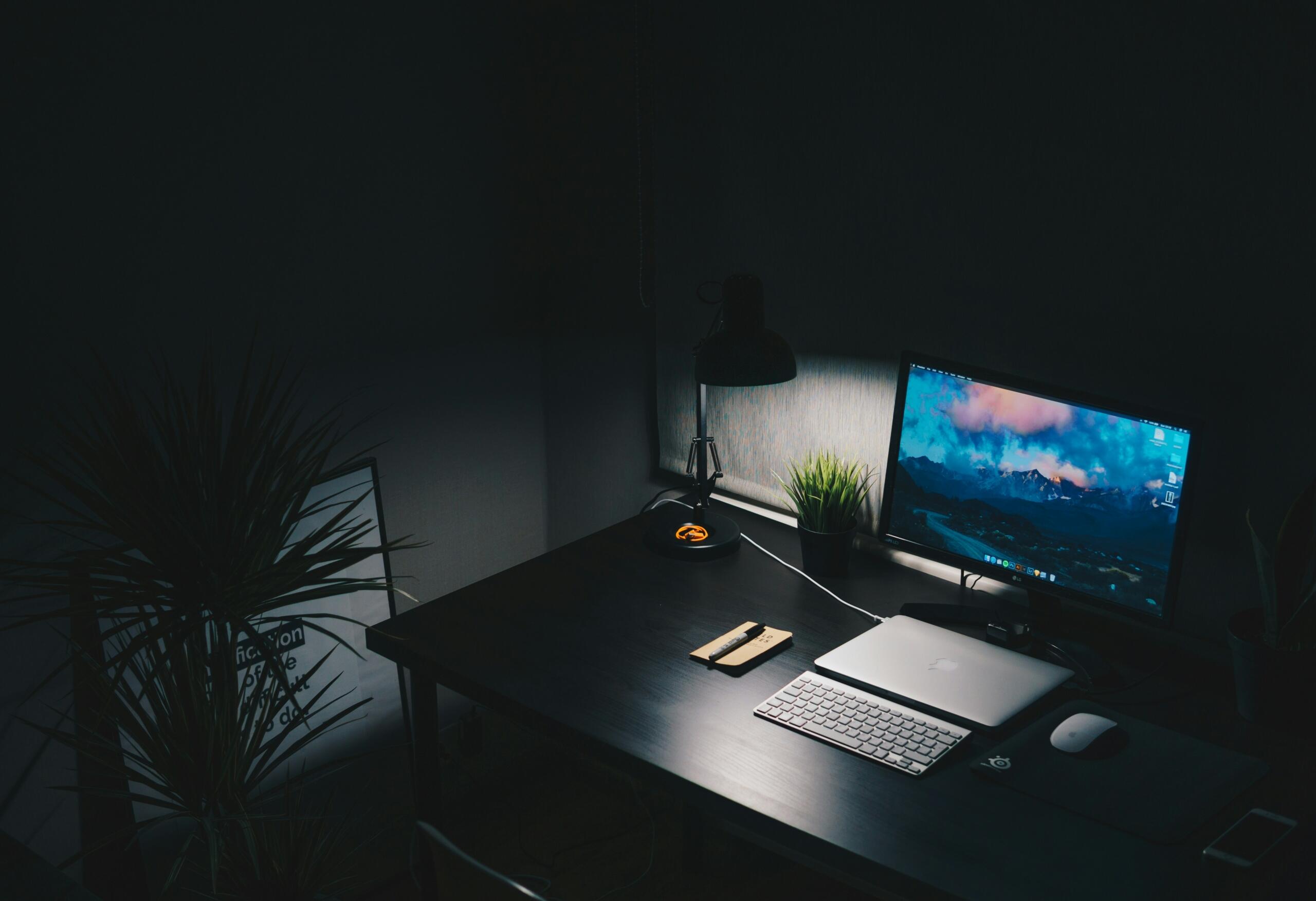 minimalisticni workspace racunalnik monitor tipkovnica noc