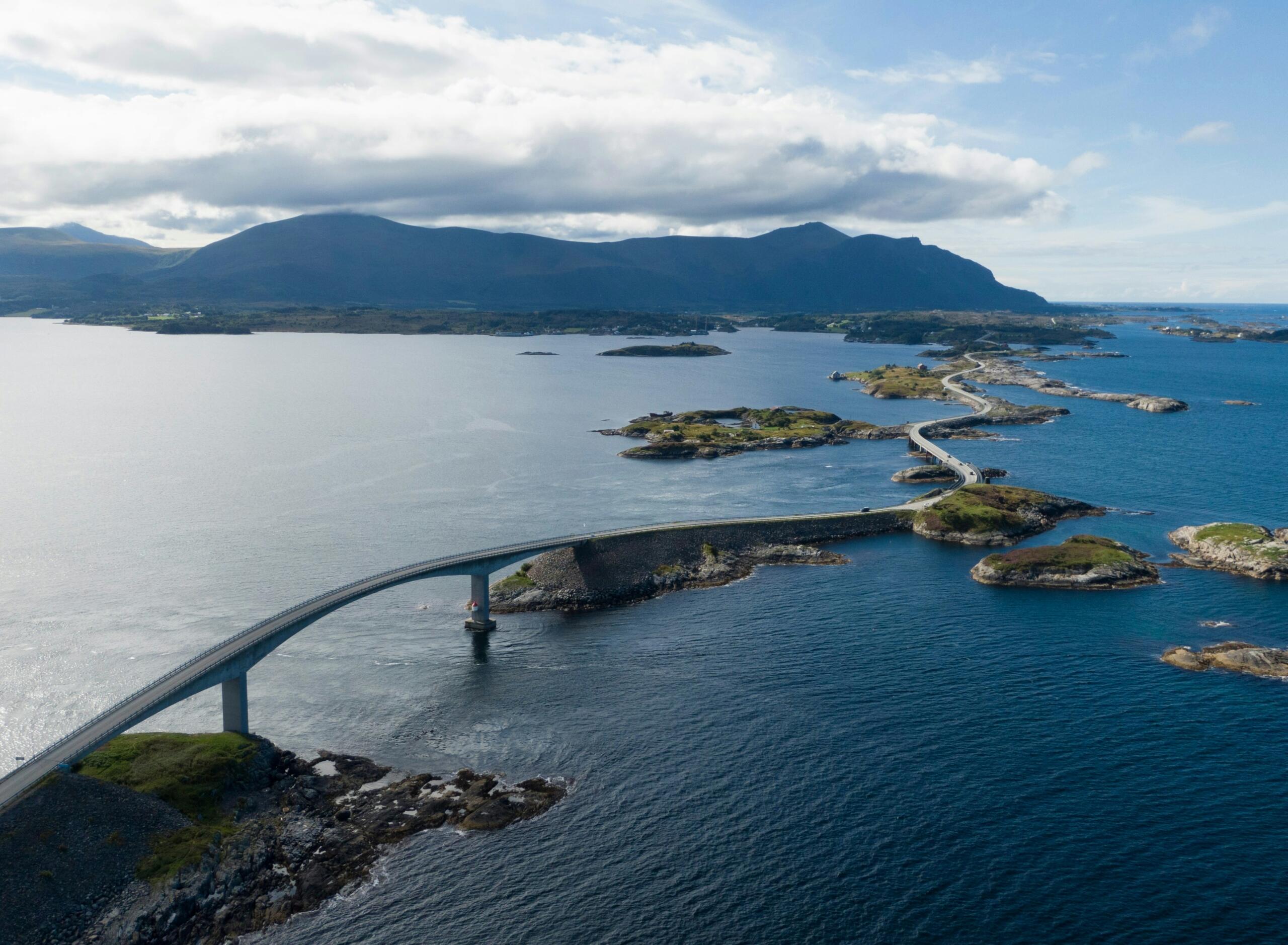 Most povezuje majhne otoke nad morjem