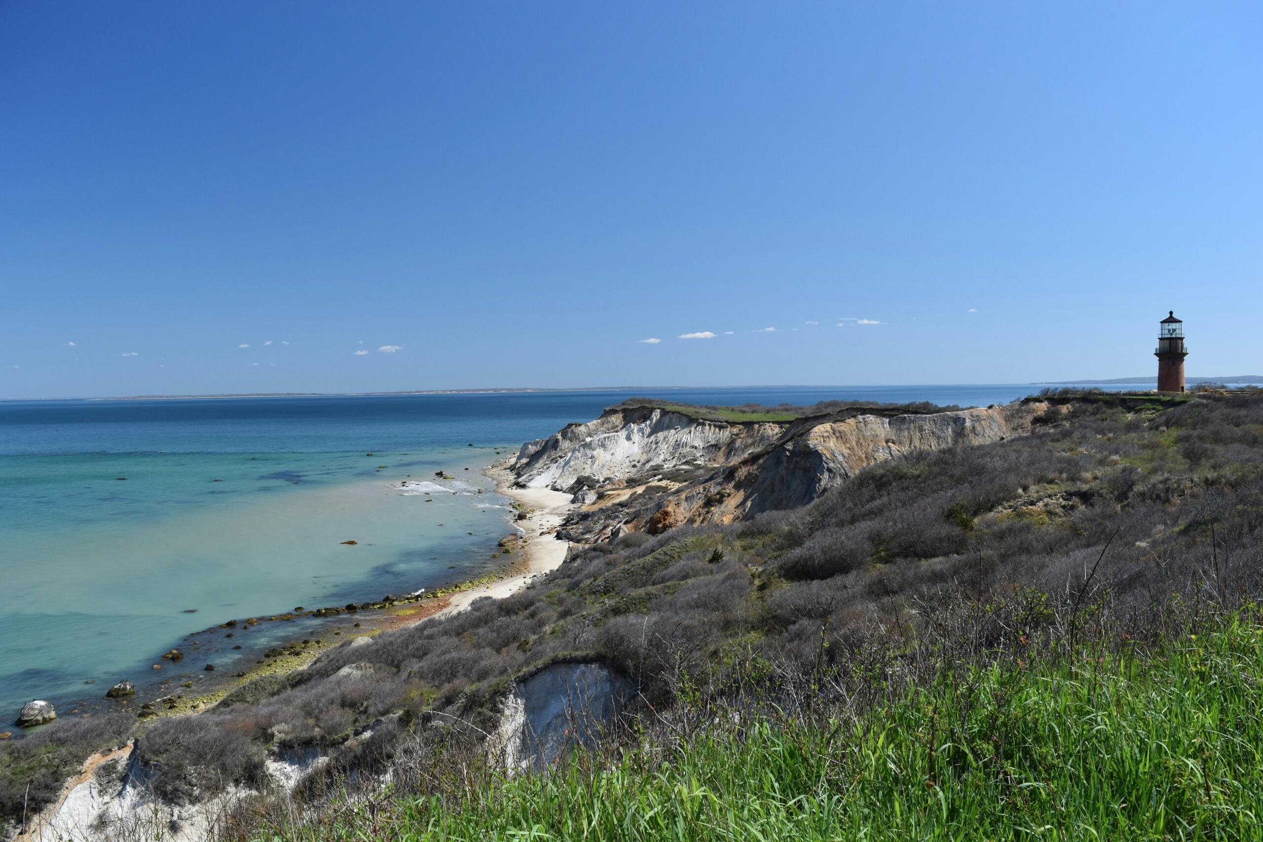 Obalni klifi s svetilnikom nad morjem