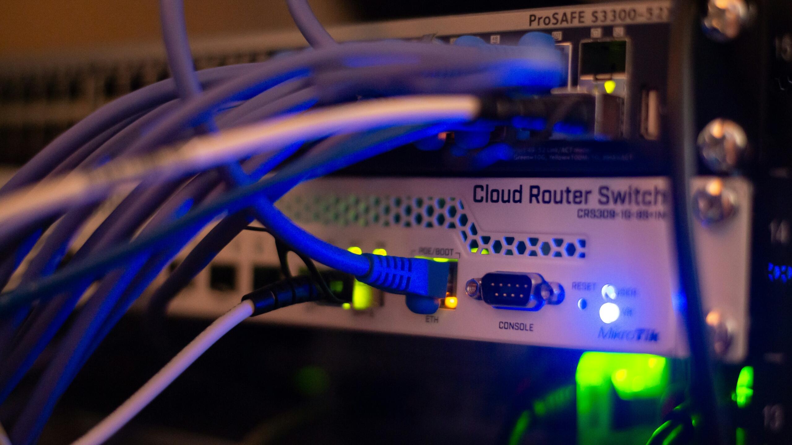 omrezna infrastruktura router kabli internet server