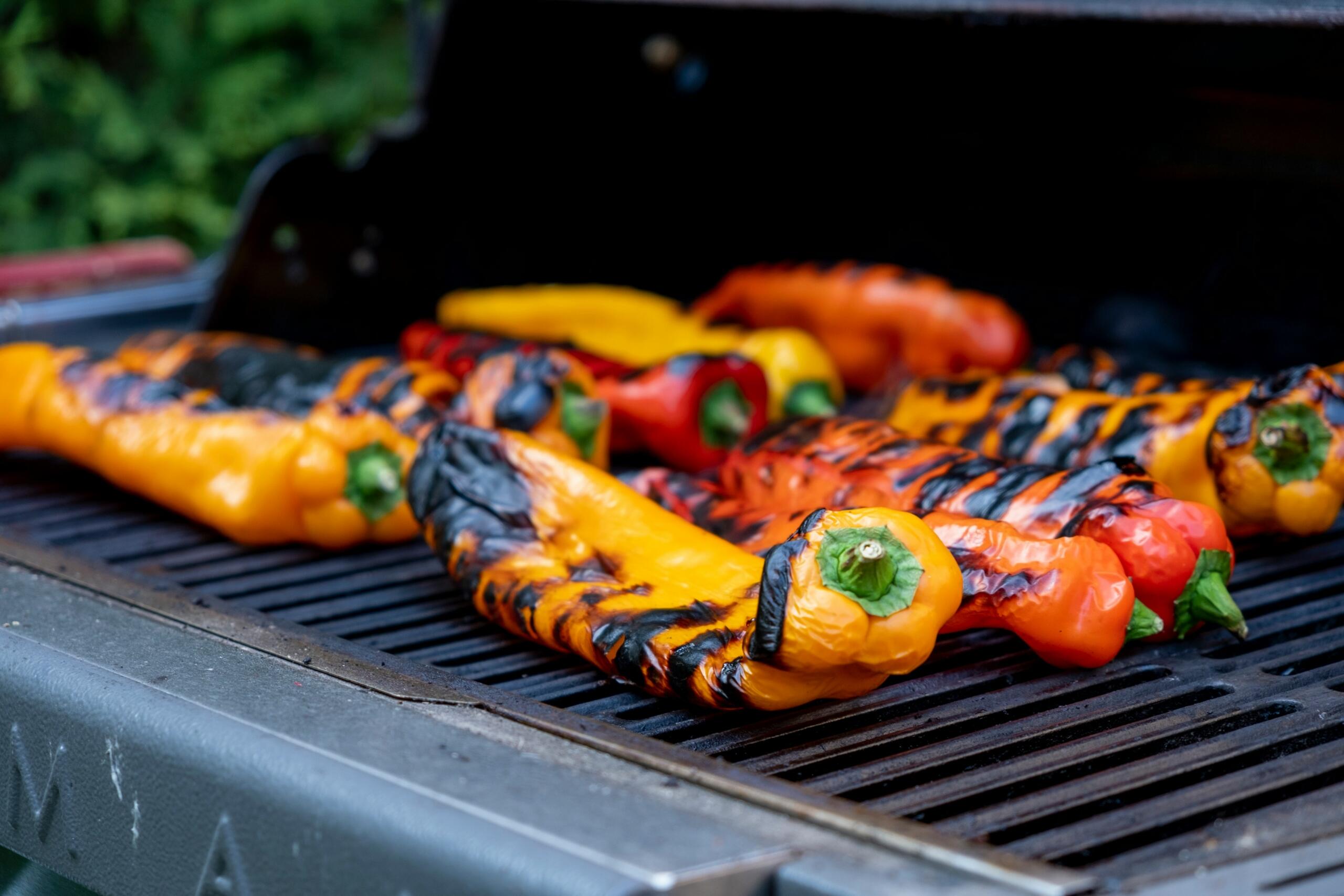 Pečene paprike na žaru med pripravo hrane na prostem