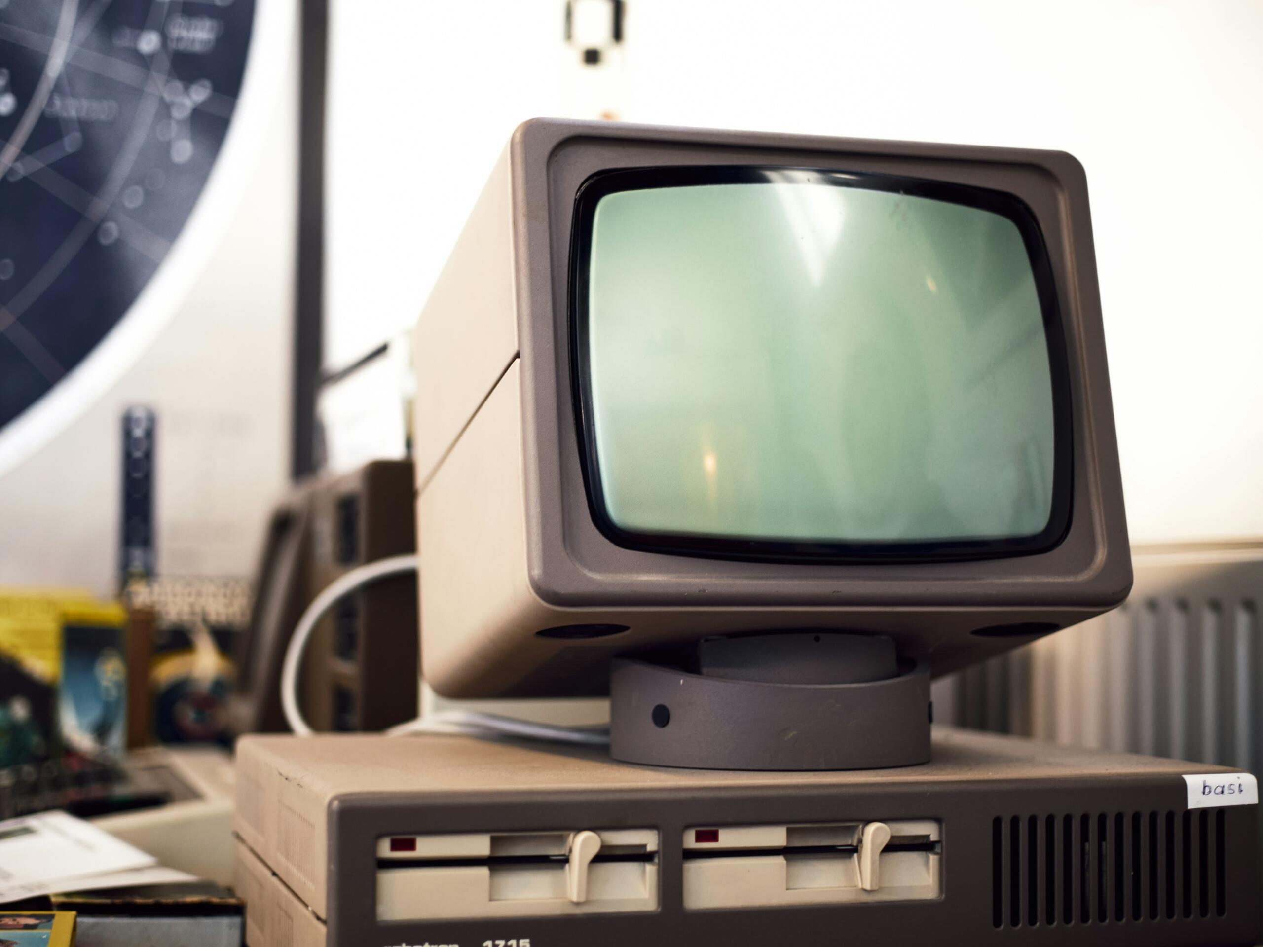 stari racunalnik retro monitor tehnologija zgodovina
