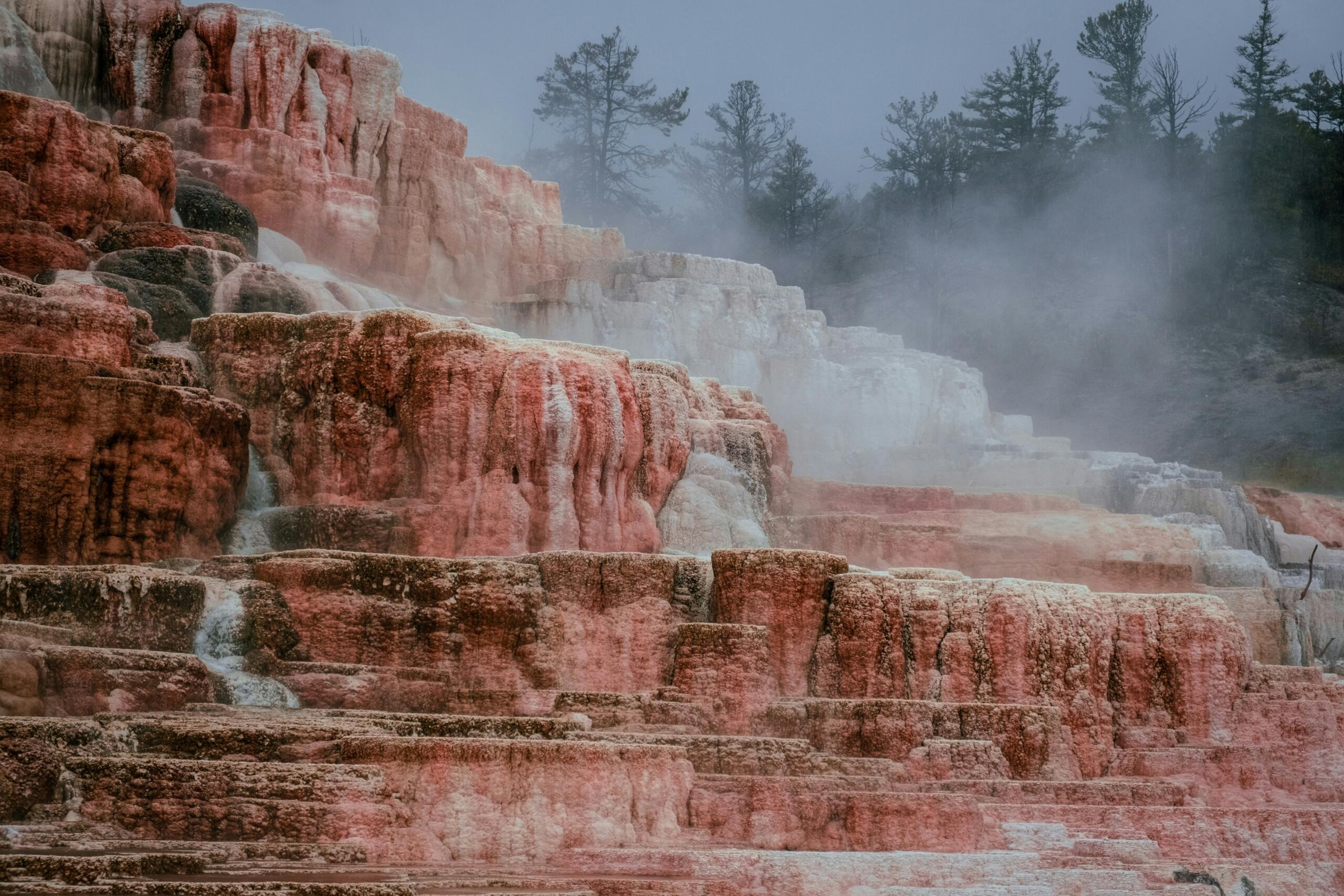 Termalne kamnite terase z vročo vodo in paro