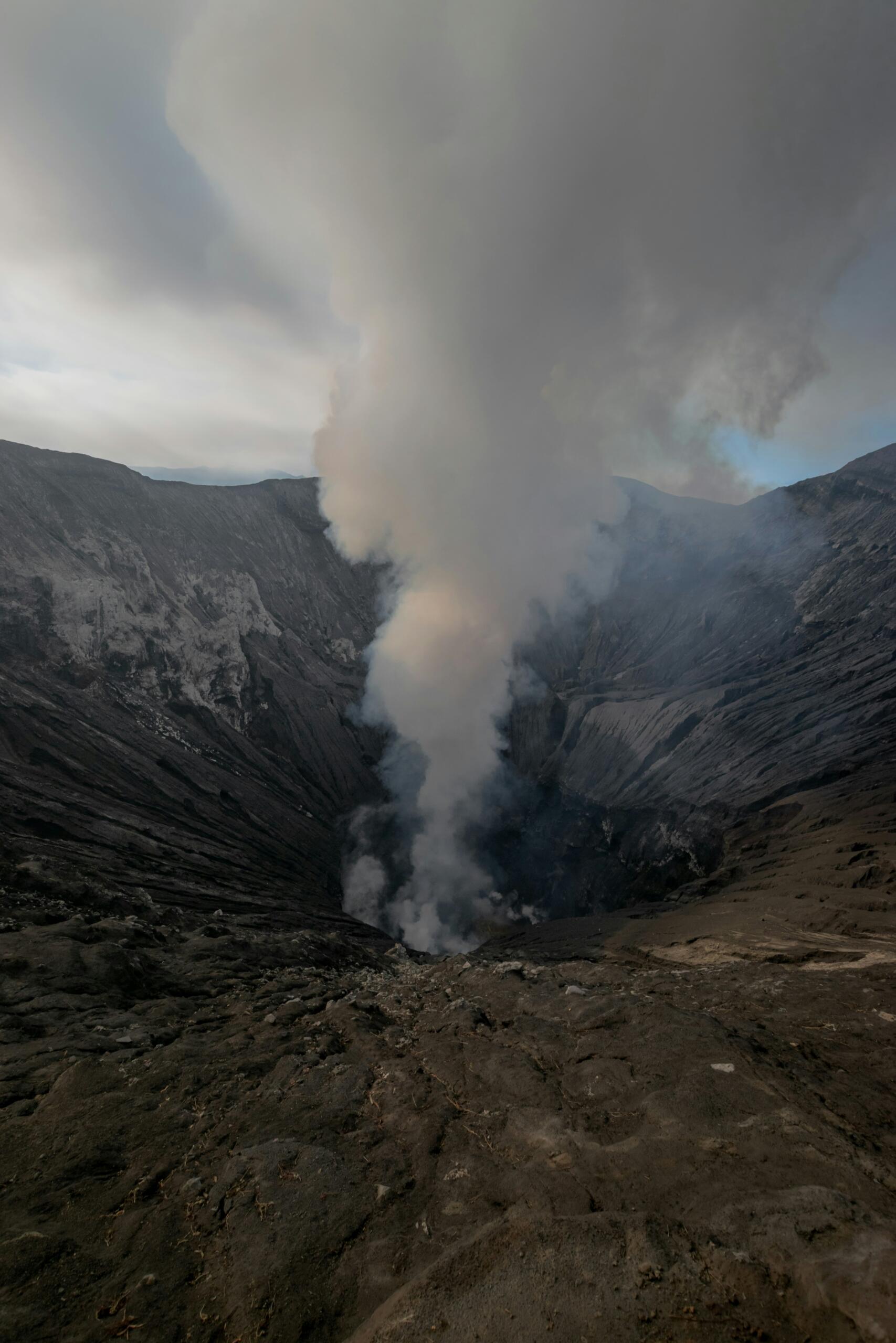 Vulkanski krater z dvigajočo se paro