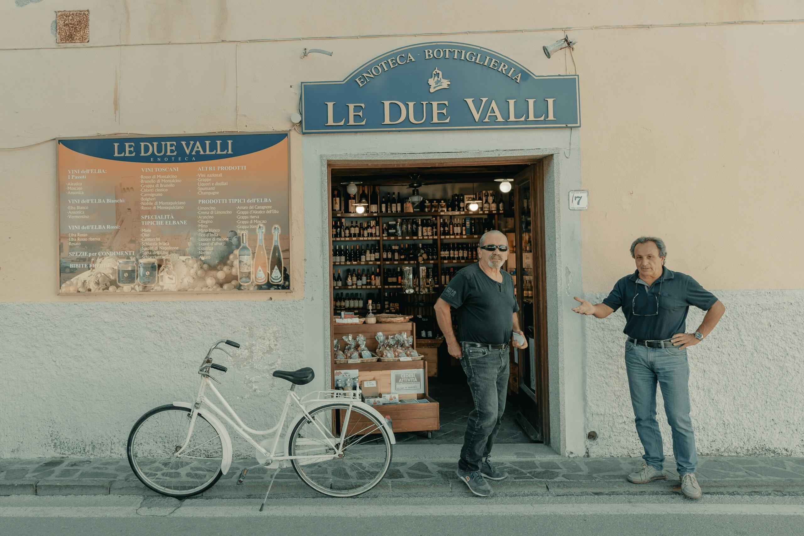 Tradicionalna italijanska vinoteka z domačini pred trgovino