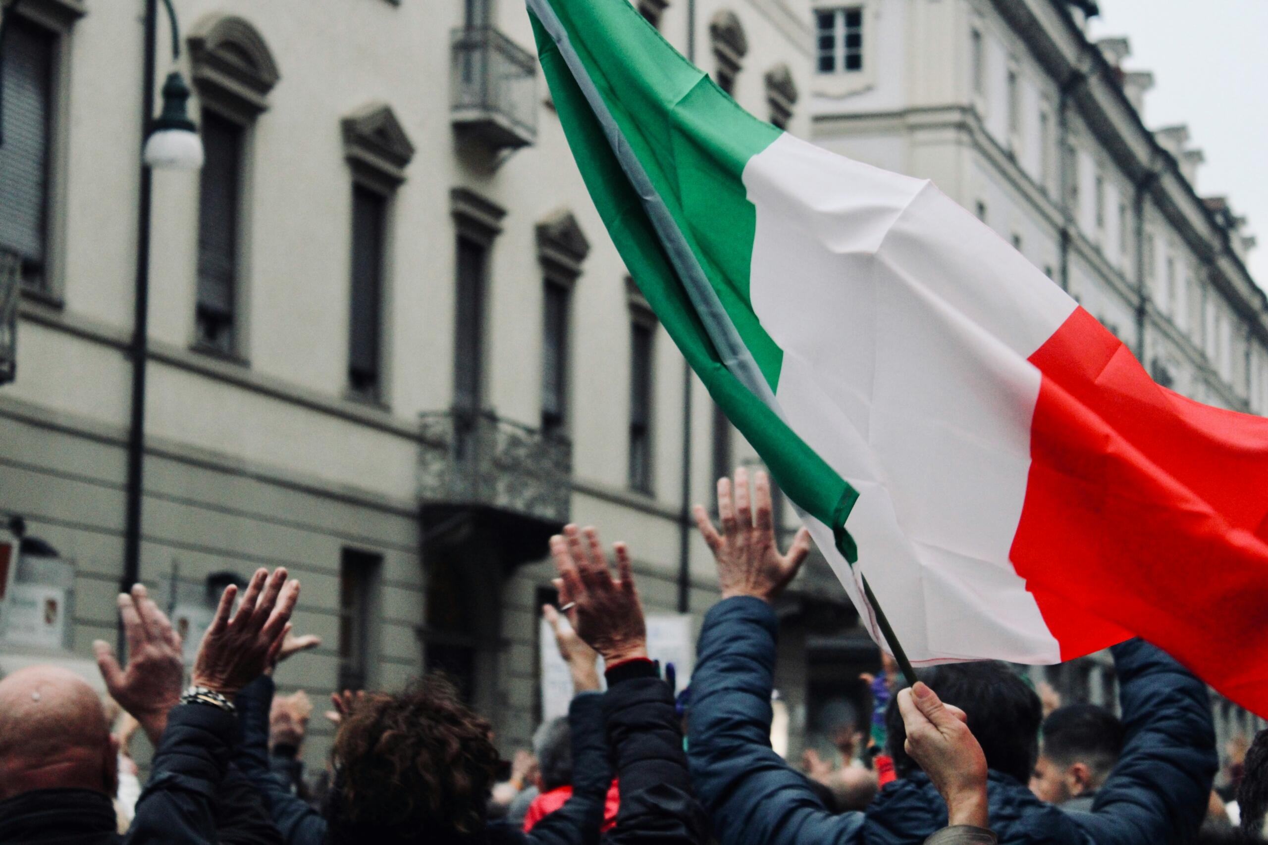 Italijanska zastava med množico na mestni ulici