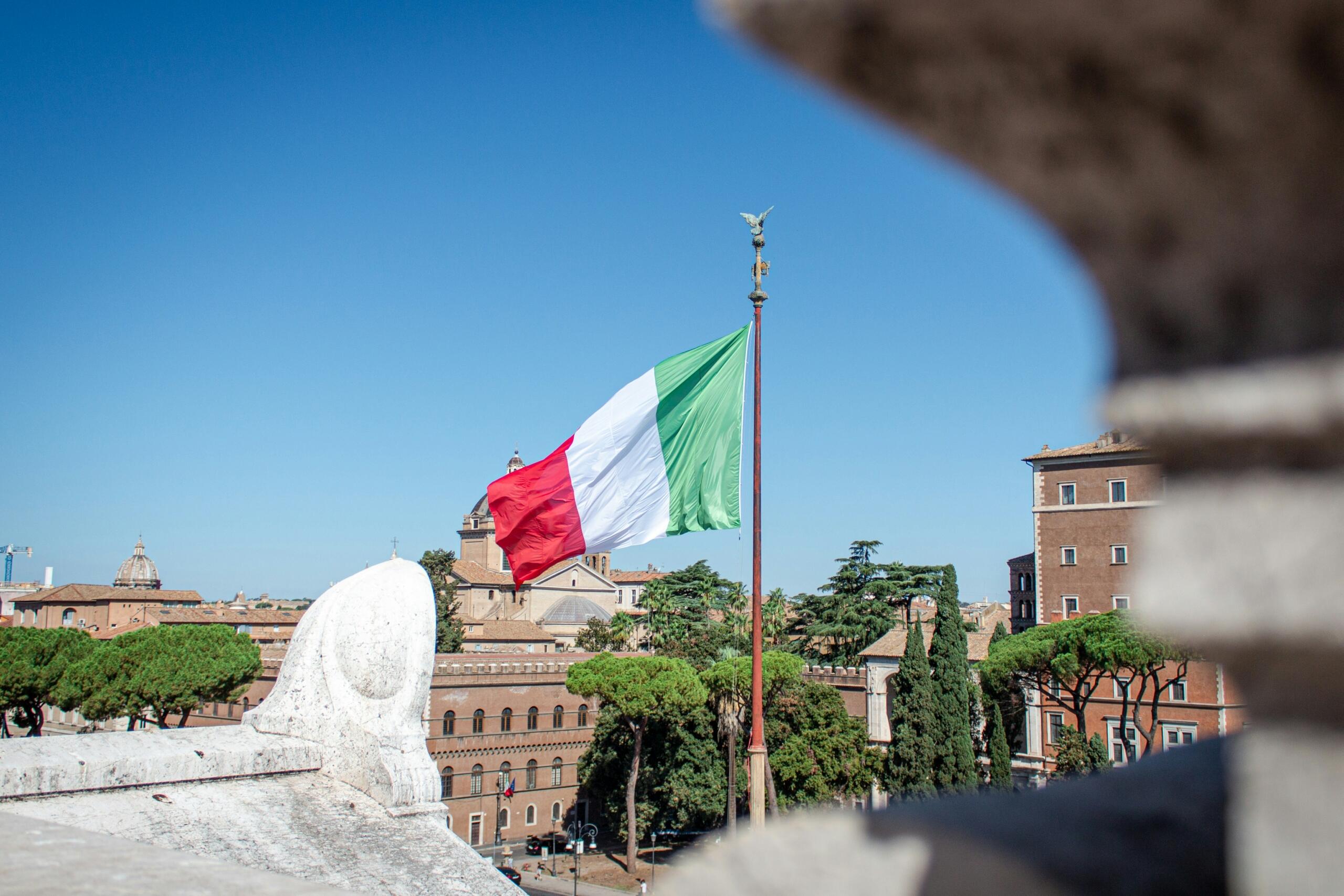 Italijanska zastava nad rimskimi stavbami