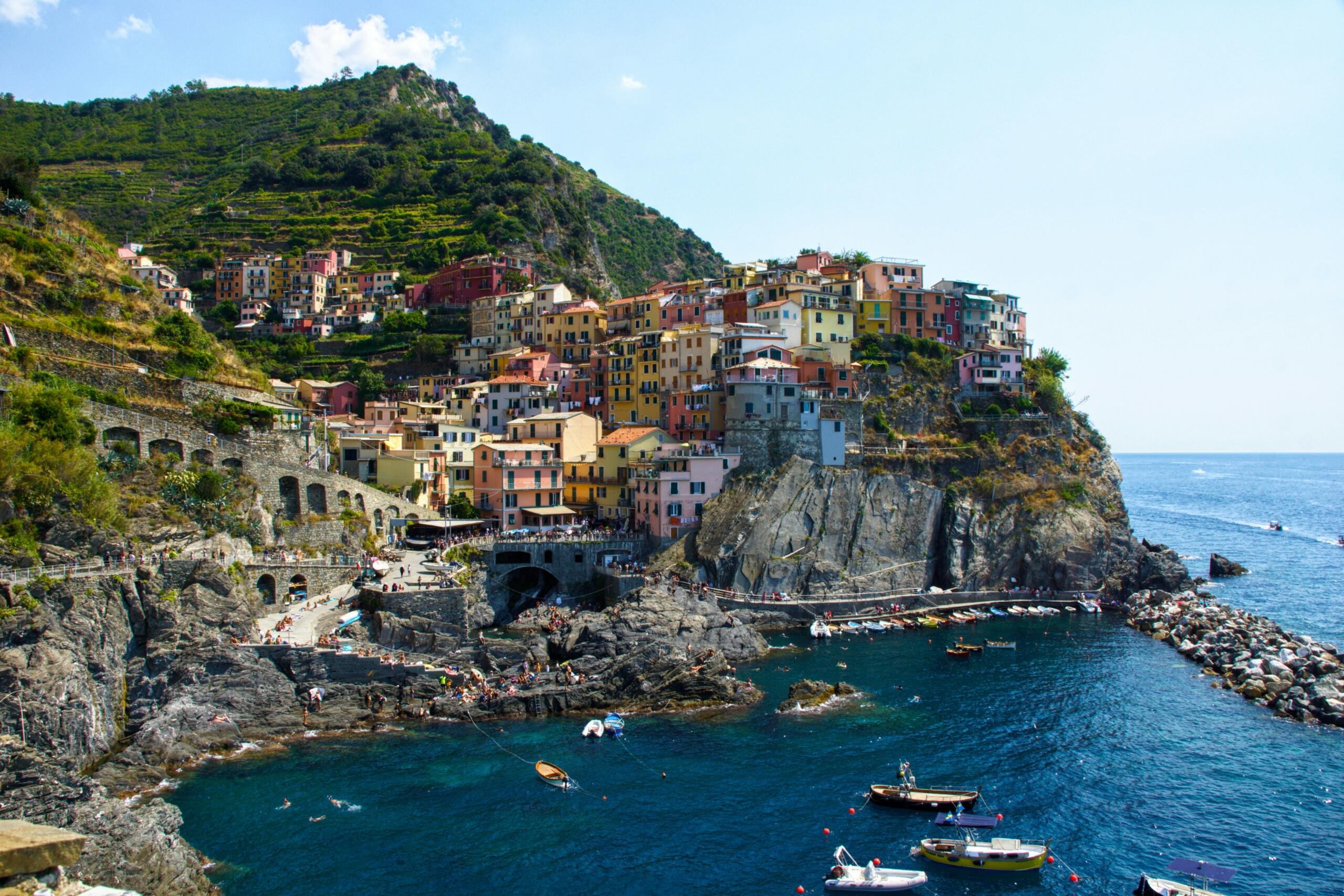 Pisane hiše v obalni vasici Cinque Terre