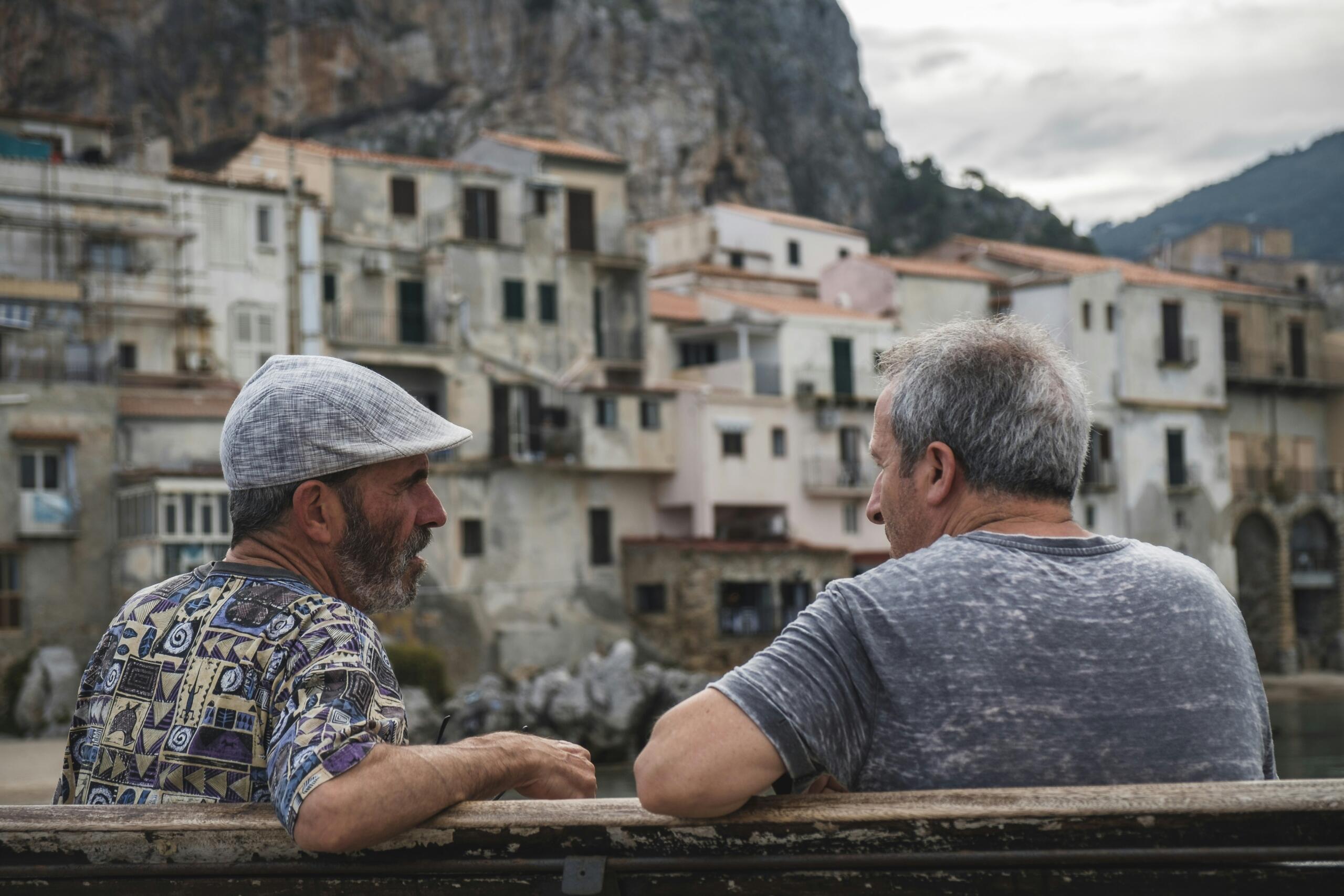 Dva moška med pogovorom ob italijanski obali