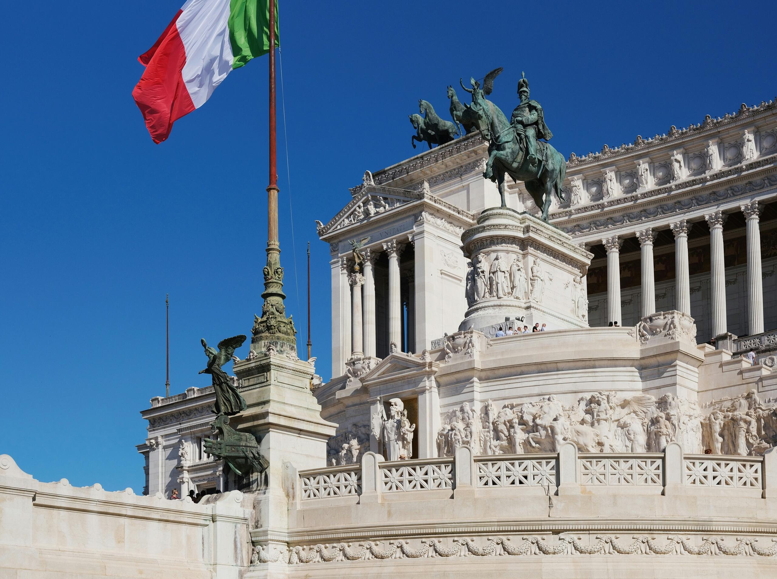 Spomenik Vittoriano v Rimu z italijansko zastavo