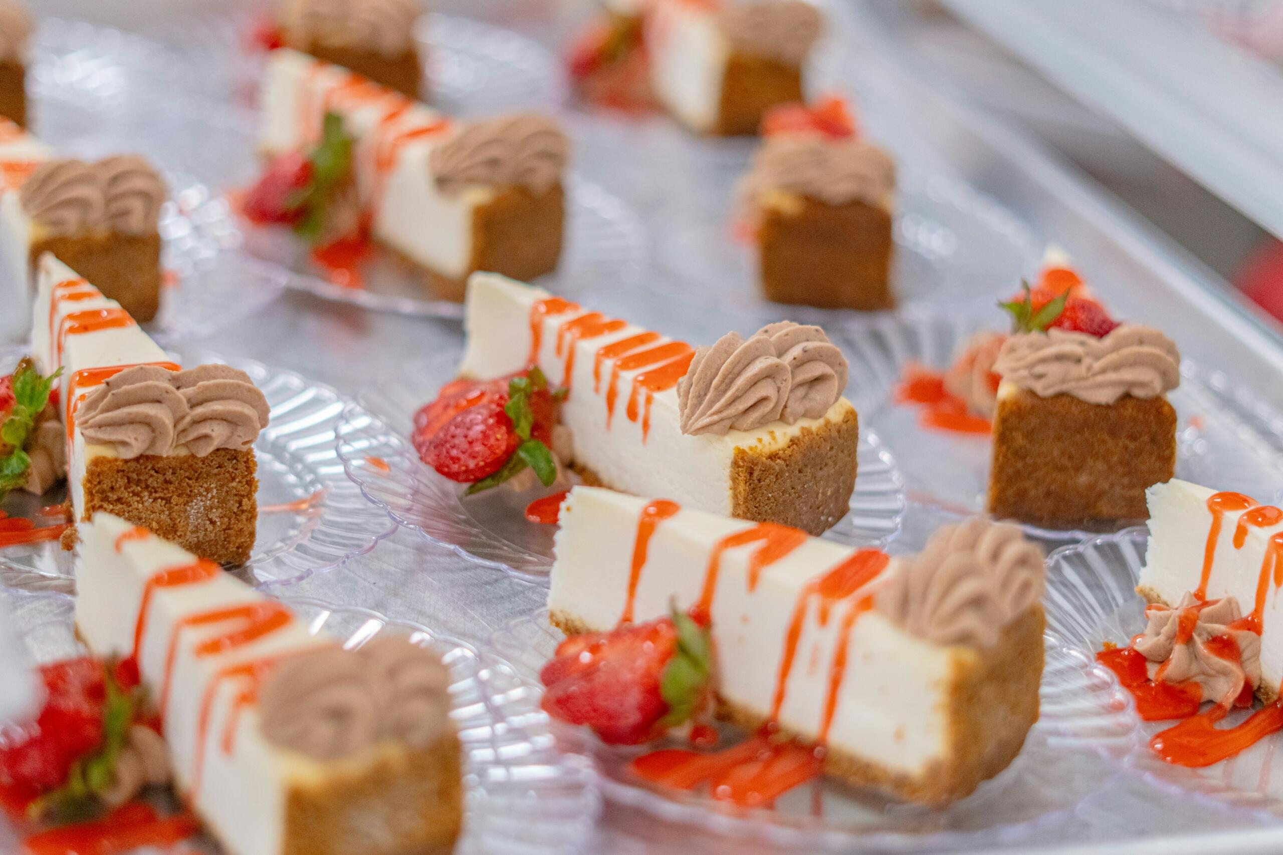 Mini cheesecake sladice z jagodami in sadnim prelivom.