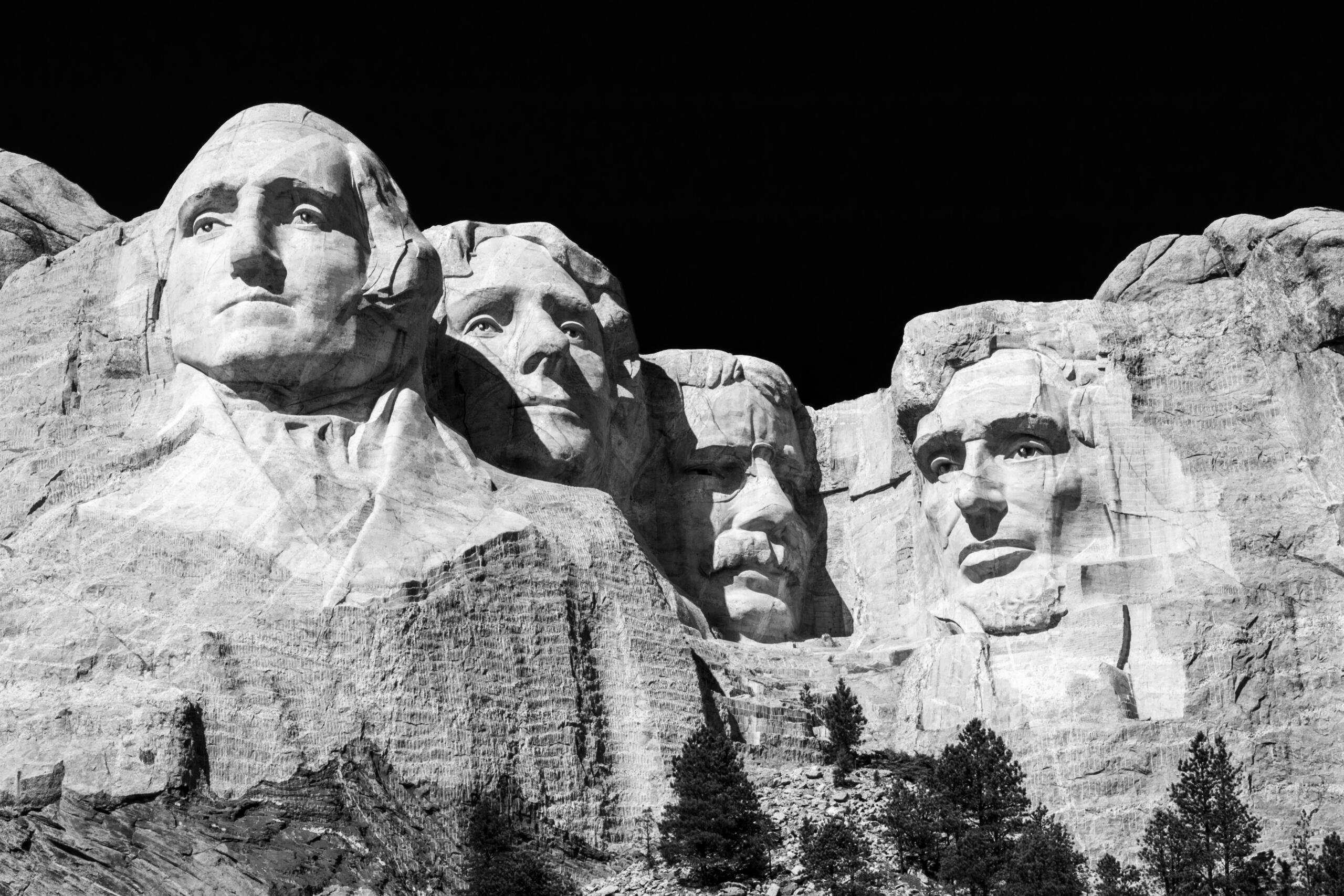 Kiparski spomenik Mount Rushmore z obrazi ameriških predsednikov
