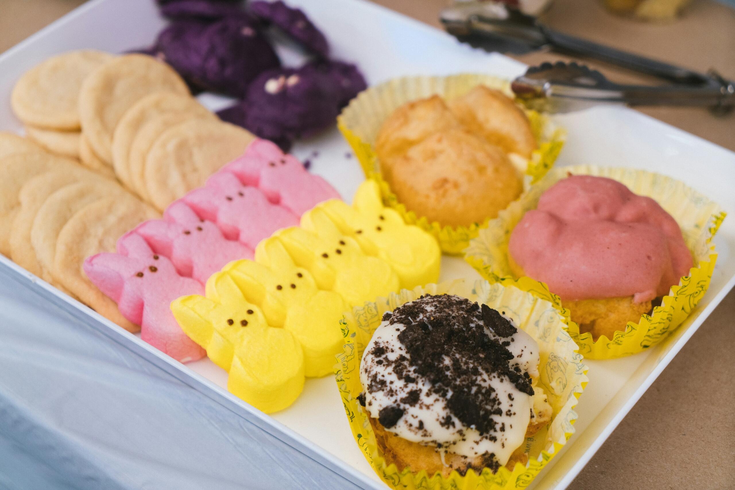 Pladenj z velikonočnimi sladkarijami, piškoti in marshmallow zajčki.