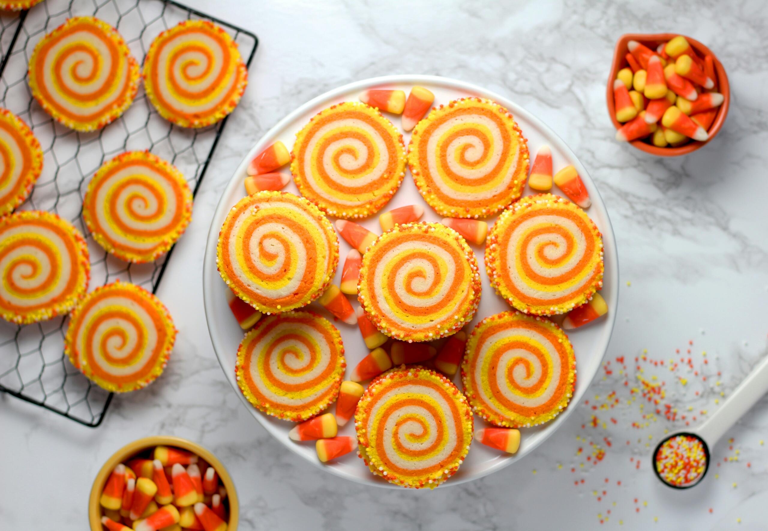 Pisani halloween piškoti s spiralnim vzorcem in sladkornimi koruzicami.