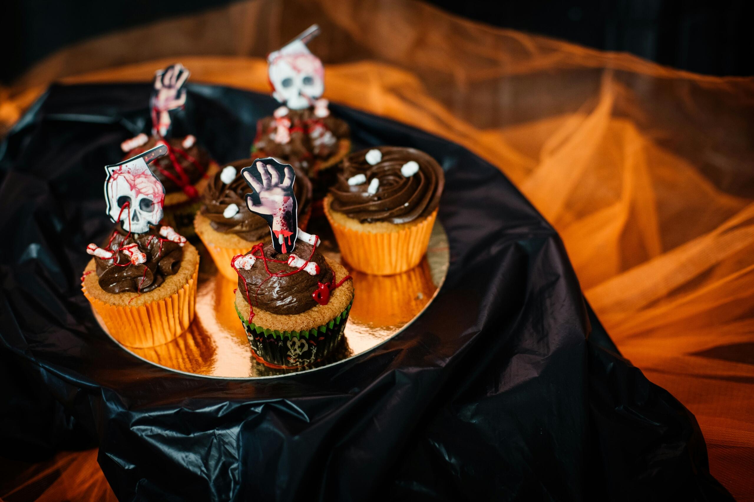 Halloween mafini s strašljivimi okraski in čokoladno kremo.