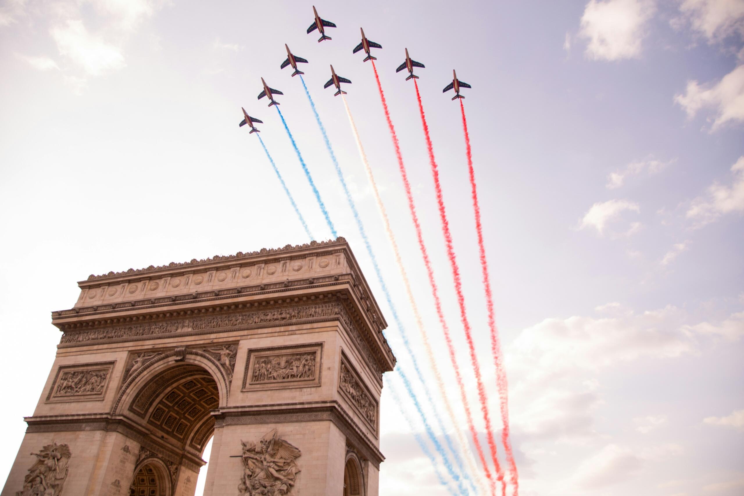 Akrobatska letala francoske Patrouille de France letijo nad Slavolokom zmage v Parizu in puščajo sledi v barvah francoske zastave