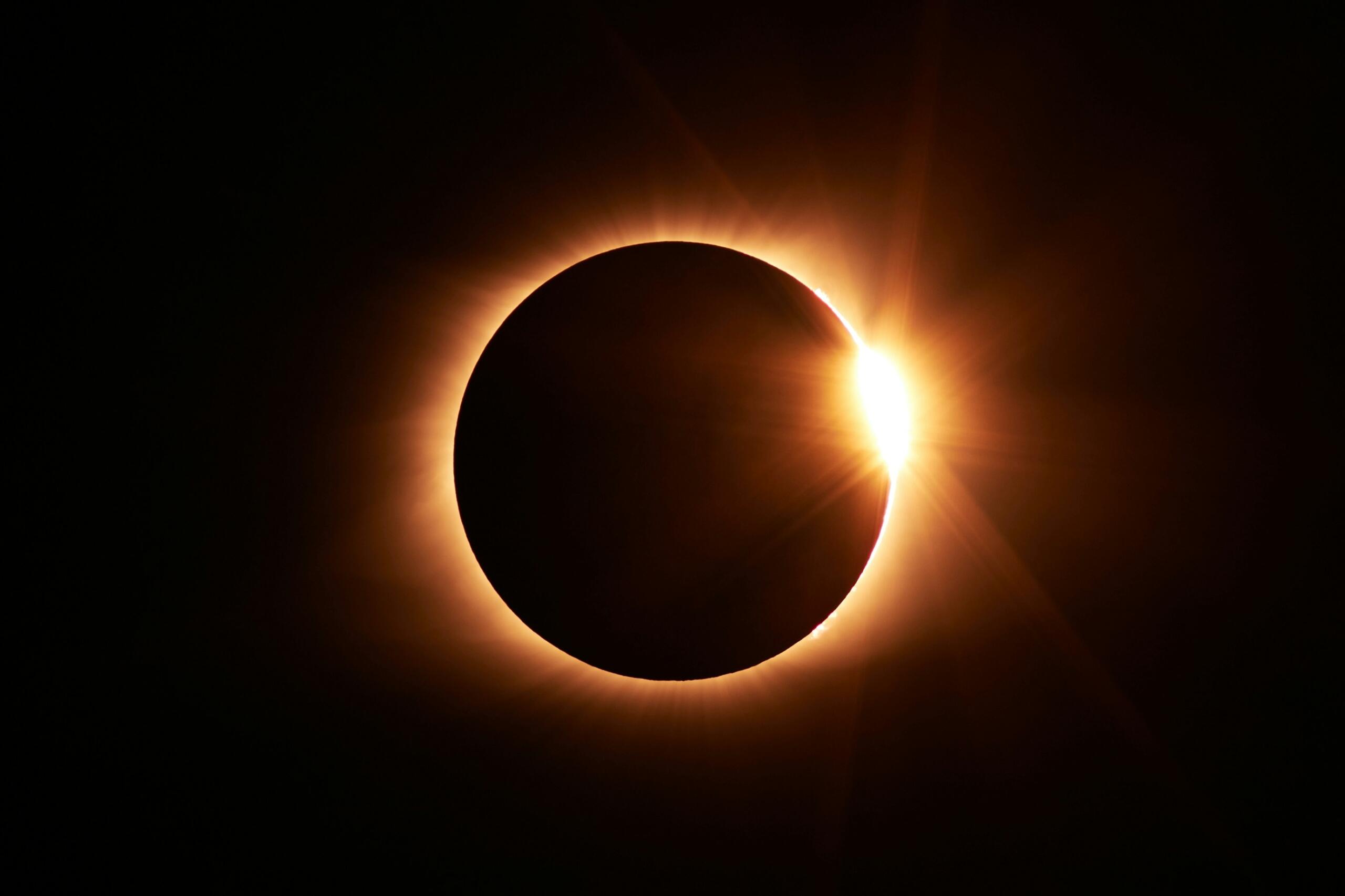 Popolni sončni mrk z vidno korono in bleščečim diamond ring učinkom na robu Lune