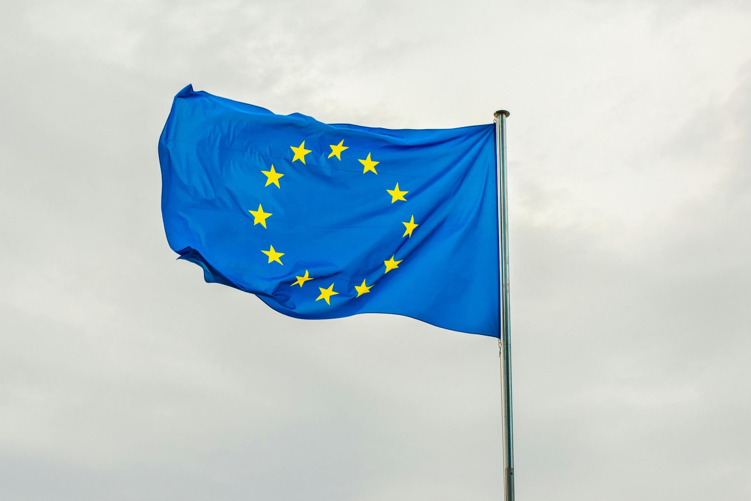 Vlajka Európskej únie vejúca na stožiari