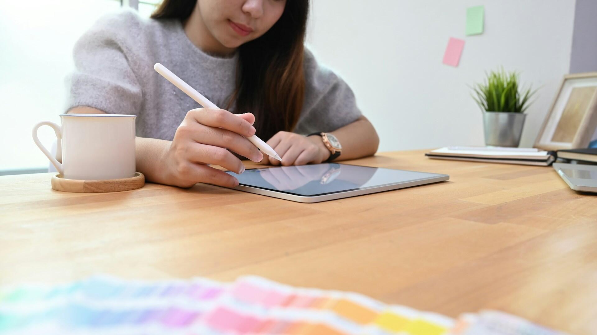 Mladá žena sa učí anglicky cez tablet a sociálne siete